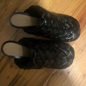 Bottega Veneta woven mules!
